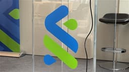 HSI Closes 465 Points Lower; AIA and Stanchart Drop 4%; Commodity Stocks Decline