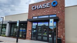JPMorgan Chase Shares Drop Over 3% Amid Falling Investment Banking Fees