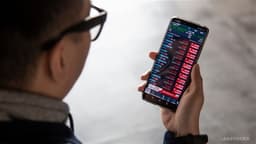 <Full-day Summary> HSI Falls by 323 Points; HSTI Declines by 84 Points; MEITUAN Drops More Than 3%; NONGFU SPRING, FOURTH PARADIGM, CHINAGOLDINTL, CONCH VENTURE, NISSIN FOODS Reach New Peaks; Market Activity Increases